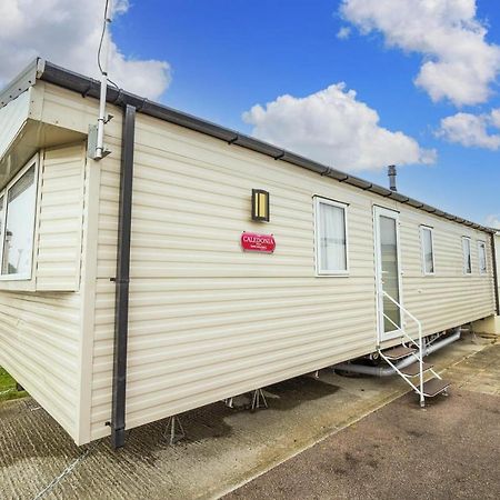 Lovely 8 Berth Caravan At Seawick Holiday Park In Essex Ref 27458S Clacton-on-Sea Exterior foto