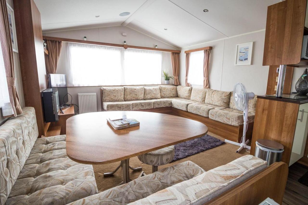 Lovely 8 Berth Caravan At Seawick Holiday Park In Essex Ref 27458S Clacton-on-Sea Exterior foto