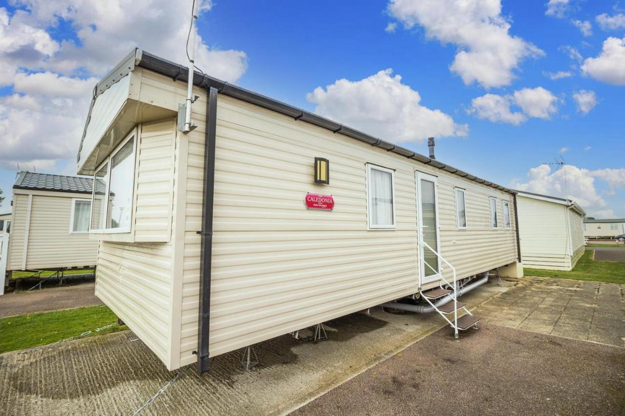 Lovely 8 Berth Caravan At Seawick Holiday Park In Essex Ref 27458S Clacton-on-Sea Exterior foto