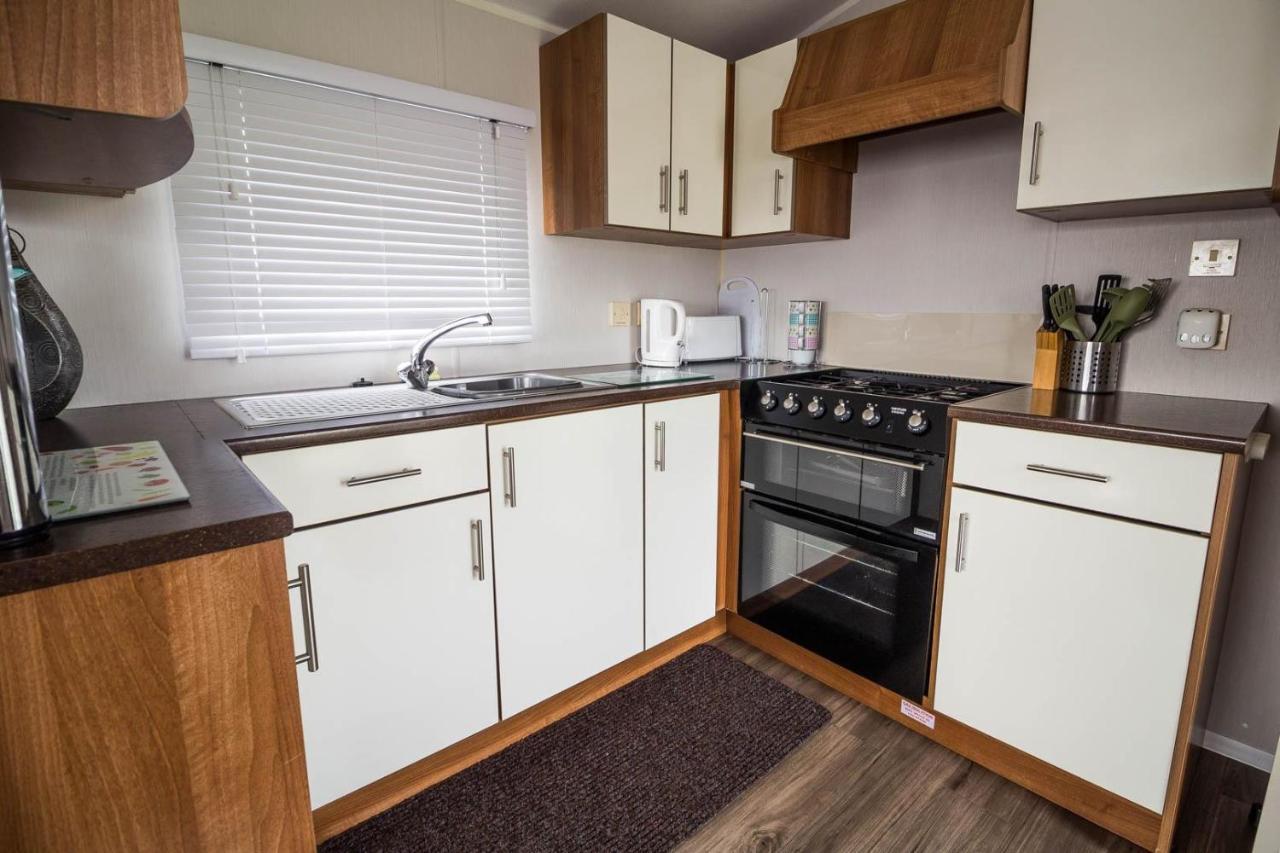 Lovely 8 Berth Caravan At Seawick Holiday Park In Essex Ref 27458S Clacton-on-Sea Exterior foto