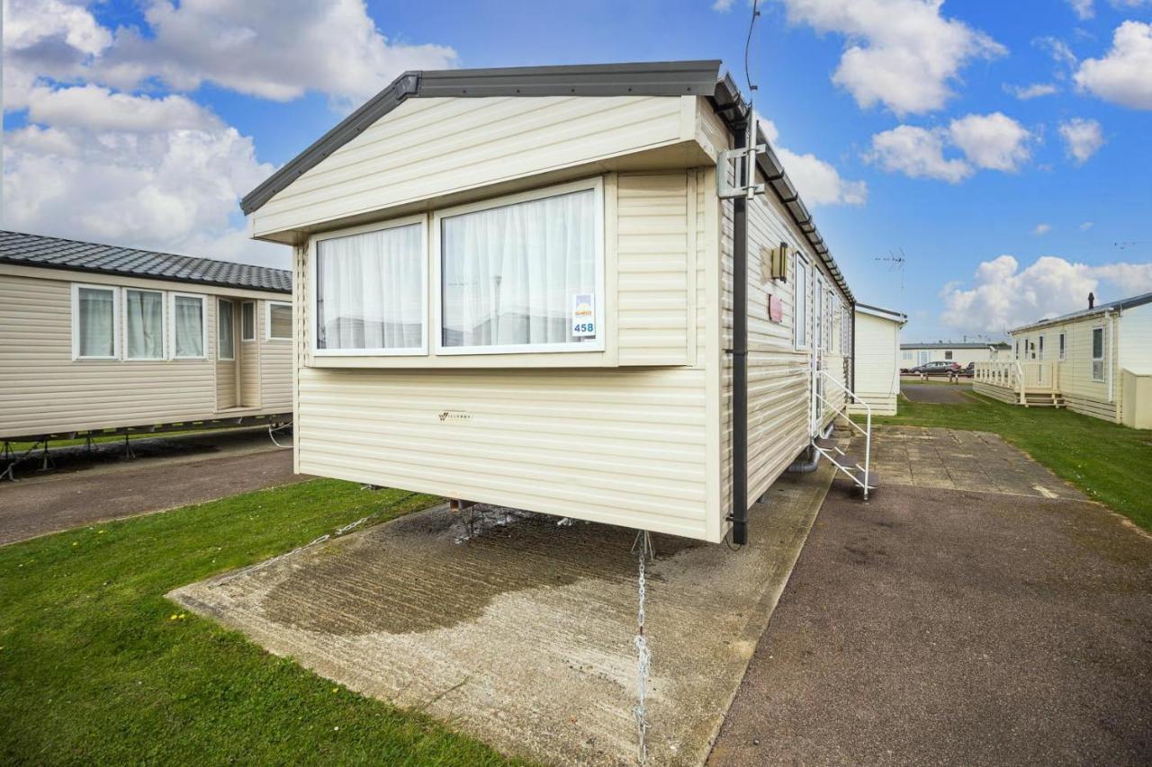 Lovely 8 Berth Caravan At Seawick Holiday Park In Essex Ref 27458S Clacton-on-Sea Exterior foto